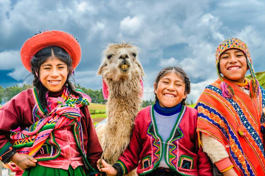 peru 3 kids and lama